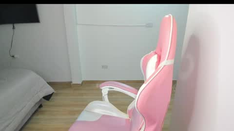 Snapshot of romanof033 chatting on May 14, 8:59 pm Val online show from May 14, 8:59 pm
