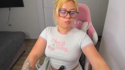 Snapshot of romanof033 chatting on June 17, 9:38 pm Val online show from June 17, 9:38 pm