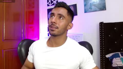 Snapshot of romanpearce_ chatting on September 22, 5:26 pm Roman online show from September 22, 5:26 pm