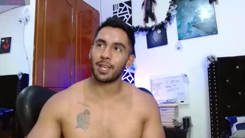 Snapshot of romanpearce_ chatting on October 18, 9:26 pm Roman online show from October 18, 9:26 pm