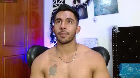 Snapshot of romanpearce_ chatting on October 21, 8:31 pm Roman online show from October 21, 8:31 pm