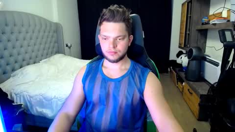 Snapshot of romantic_twunk chatting on October 20, 5:30 am romantic_twunk online show from October 20, 5:30 am