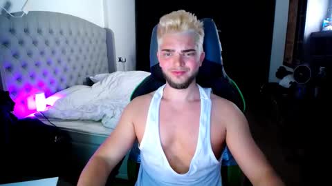 Snapshot of romantic_twunk chatting on October 25, 4:35 pm romantic_twunk online show from October 25, 4:35 pm