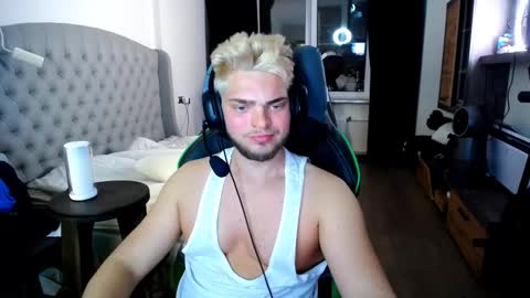 Snapshot of romantic_twunk chatting on October 27, 6:12 pm romantic_twunk online show from October 27, 6:12 pm