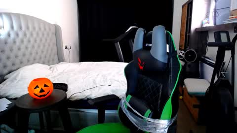 Snapshot of romantic_twunk chatting on October 29, 2:14 am romantic_twunk online show from October 29, 2:14 am