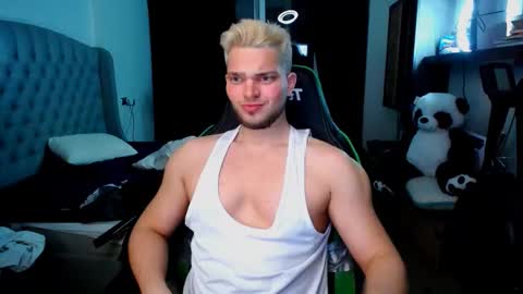 Snapshot of romantic_twunk chatting on November 1, 4:20 pm romantic_twunk online show from November 1, 4:20 pm