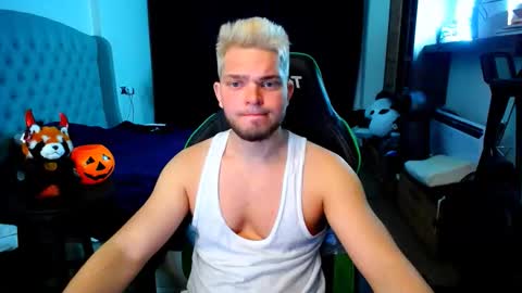 Snapshot of romantic_twunk chatting on November 3, 5:20 am romantic_twunk online show from November 3, 5:20 am