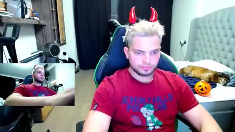 Snapshot of romantic_twunk chatting on November 7, 7:36 pm romantic_twunk online show from November 7, 7:36 pm