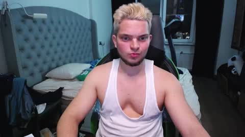 Snapshot of romantic_twunk chatting on November 9, 9:57 pm romantic_twunk online show from November 9, 9:57 pm