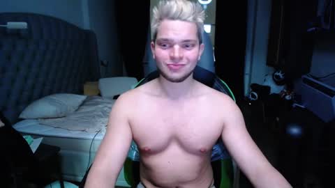 Snapshot of romantic_twunk chatting on November 18, 6:34 pm romantic_twunk online show from November 18, 6:34 pm