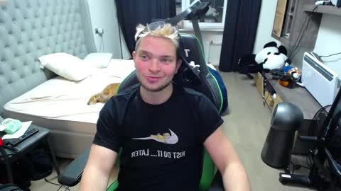 Snapshot of romantic_twunk chatting on November 20, 9:03 pm romantic_twunk online show from November 20, 9:03 pm