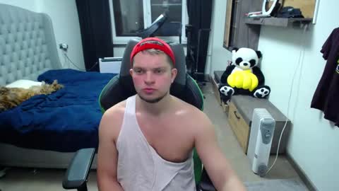 Snapshot of romantic_twunk chatting on February 15, 9:55 pm romantic_twunk online show from February 15, 9:55 pm