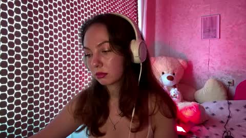 Snapshot of roniquashnock chatting on April 9, 9:15 am Elvi online show from April 9, 9:15 am