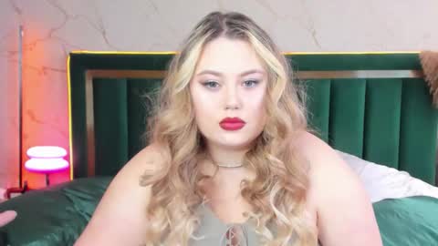 Snapshot of rosa1ia chatting on November 19, 9:09 am Chloe online show from November 19, 9:09 am