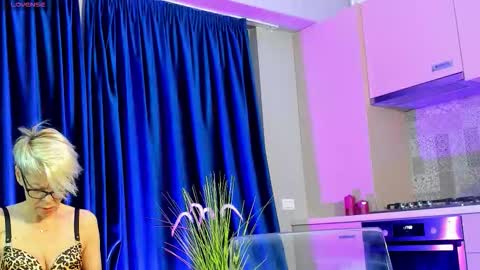 Snapshot of rosacatalleya chatting on October 6, 4:32 am Rose online show from October 6, 4:32 am