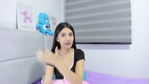 Snapshot of roseandmiah chatting on February 14, 3:36 am Rose y Miah online show from February 14, 3:36 am