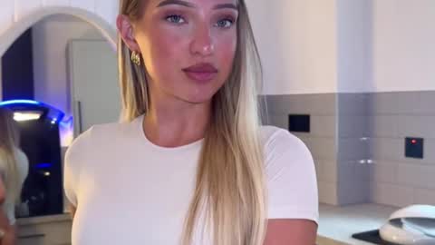 Snapshot of rosebella_ chatting on July 15, 7:13 am Bella online show from July 15, 7:13 am