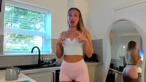 Snapshot of rosebella_ chatting on July 31, 5:18 am Bella online show from July 31, 5:18 am