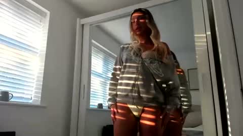 Snapshot of rosebella_ chatting on August 3, 5:28 am Bella online show from August 3, 5:28 am