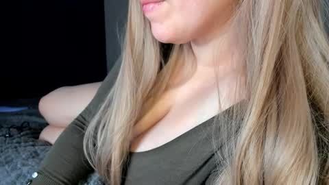 Snapshot of roseberryred chatting on January 18, 2:32 pm Roseberry online show from January 18, 2:32 pm