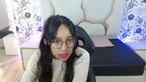 Snapshot of rosee_tay1 chatting on December 15, 3:33 am rosee_tay1 online show from December 15, 3:33 am