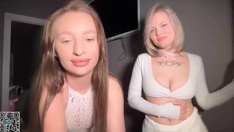 Snapshot of roselunes chatting on March 7, 7:00 pm Sophie and Sarah online show from March 7, 7:00 pm