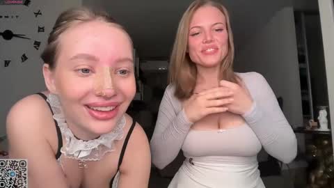 Sophie and Sarah online show from May 31, 6:09 pm