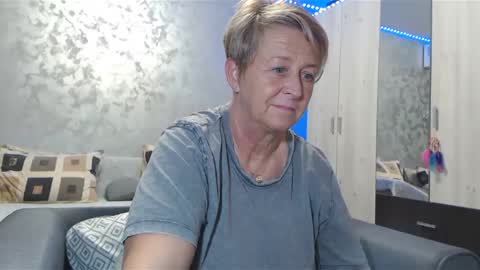 Lovepinklilly online show from December 18, 6:03 pm