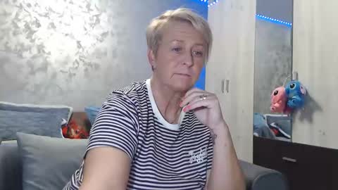 Lovepinklilly online show from November 20, 6:18 pm