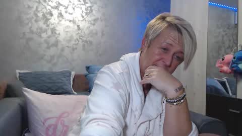 Lovepinklilly online show from December 5, 5:20 pm