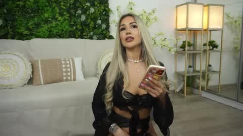 Snapshot of roshen_amira chatting on May 1, 12:54 pm Amii online show from May 1, 12:54 pm