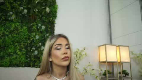 Snapshot of roshen_amira chatting on May 11, 4:04 pm Amii online show from May 11, 4:04 pm