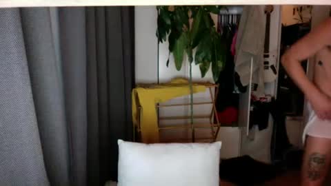 Snapshot of rosscollab chatting on November 17, 4:07 am RossCollab online show from November 17, 4:07 am