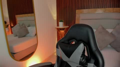 rossie_lanie_ online show from May 21, 7:32 pm