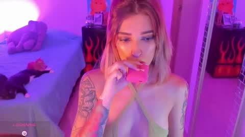 Snapshot of rot_wallace chatting on March 24, 10:48 pm rot_wallace online show from March 24, 10:48 pm