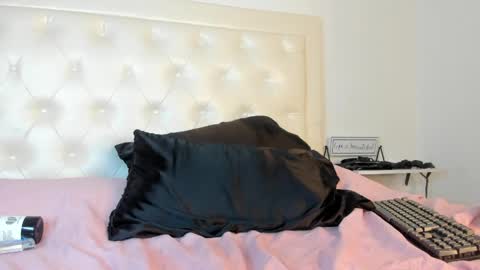 Snapshot of rouse_sexy_hotxx77 chatting on April 9, 6:19 am rouse_sexy_hotxx77 online show from April 9, 6:19 am