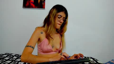 Snapshot of roxanajames__ chatting on December 14, 7:07 am roxy online show from December 14, 7:07 am