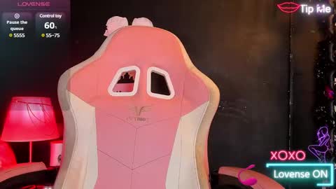 Snapshot of roxaneevans_ chatting on March 6, 10:09 am Roxane online show from March 6, 10:09 am