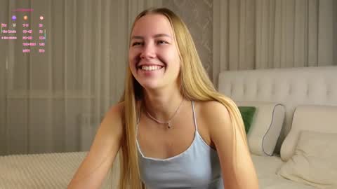 Snapshot of roxanelan chatting on October 22, 11:10 am Anna Lokiss online show from October 22, 11:10 am