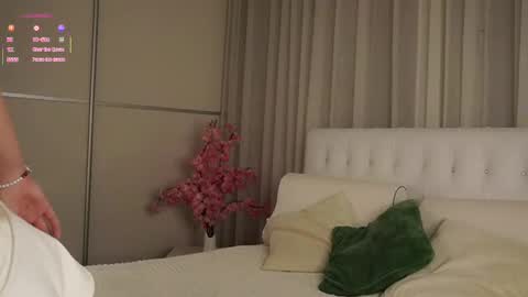 Snapshot of roxanelan chatting on October 30, 12:28 pm Anna Lokiss online show from October 30, 12:28 pm