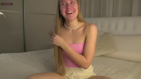 Snapshot of roxanelan chatting on November 2, 12:18 pm Anna Lokiss online show from November 2, 12:18 pm