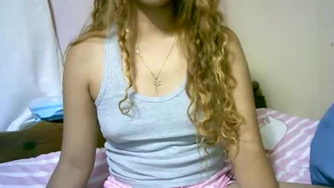 roxanne_98 online show from December 18, 3:51 pm