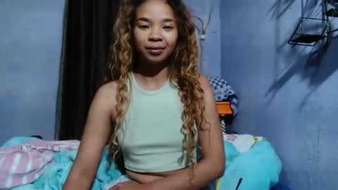 Snapshot of roxanne_98 chatting on June 30, 3:18 am roxanne_98 online show from June 30, 3:18 am