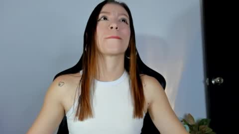 Snapshot of roxanne_jones1 chatting on April 4, 7:44 pm roxanne online show from April 4, 7:44 pm