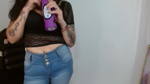 Snapshot of roxanne_vale chatting on October 28, 8:22 pm Roxanne online show from October 28, 8:22 pm