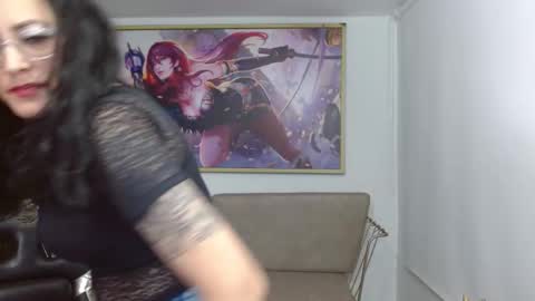 Snapshot of roxanne_vale chatting on November 1, 8:11 pm Roxanne online show from November 1, 8:11 pm