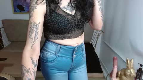 Snapshot of roxanne_vale chatting on November 29, 1:36 pm Roxanne online show from November 29, 1:36 pm