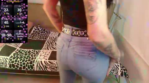 Snapshot of roxanne_vale chatting on April 18, 8:20 pm Roxanne online show from April 18, 8:20 pm