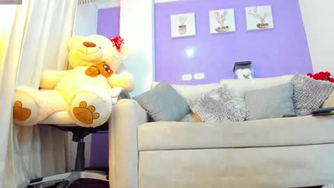 Snapshot of roxanneevans_ chatting on February 19, 1:28 pm Roxanne evans Schedule 700 -1400GTM-5 online show from February 19, 1:28 pm