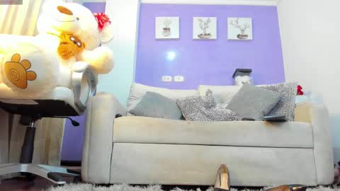 Snapshot of roxanneevans_ chatting on September 17, 1:02 pm Roxanne evans Schedule 700 -1400GTM-5 online show from September 17, 1:02 pm